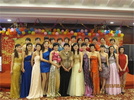 煙臺(tái)華順油氣潤(rùn)滑之2013年春晚女員工合影