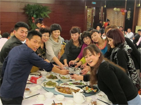 煙臺(tái)華順油氣潤滑之2013年春晚之舉杯同慶