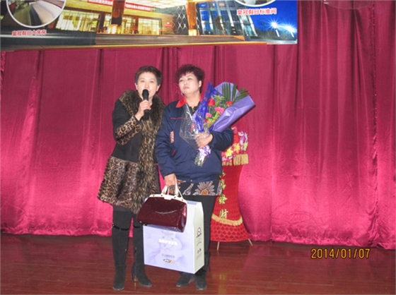 煙臺華順油氣潤滑之董事長為完成目標(biāo)經(jīng)理發(fā)放LV包等獎品