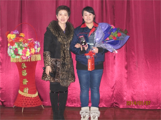 煙臺華順油氣潤滑之董事長為季度銷售冠軍發(fā)放金飾品等獎品