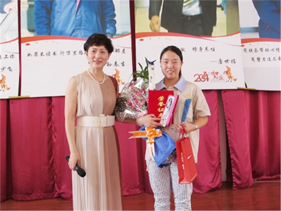 煙臺華順油氣潤滑之董事長為季度冠軍頒發(fā)獎杯