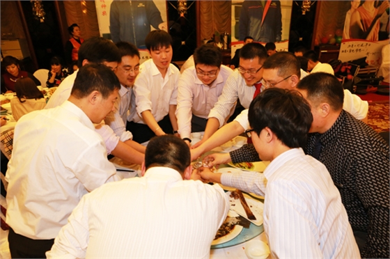 煙臺華順油氣潤滑之共同舉杯祝愿明天更美好