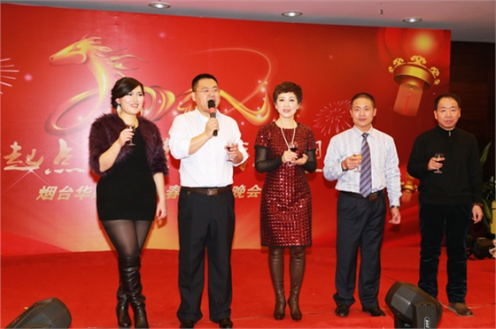 煙臺(tái)華順油氣潤(rùn)滑之公司高管舉杯同慶