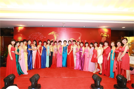 煙臺(tái)華順油氣潤滑之全體女員工合影