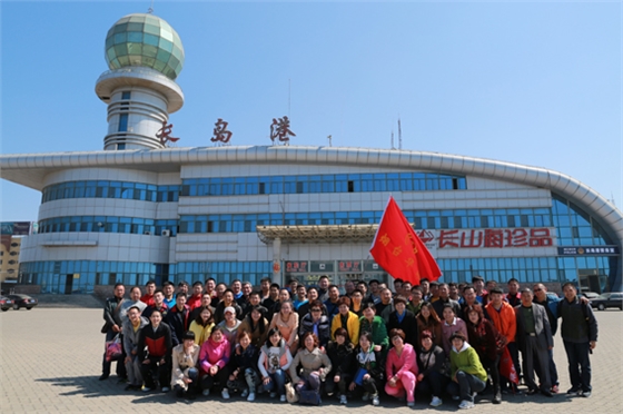 煙臺(tái)華順油氣潤(rùn)滑司慶之長(zhǎng)島旅游集體合影留念