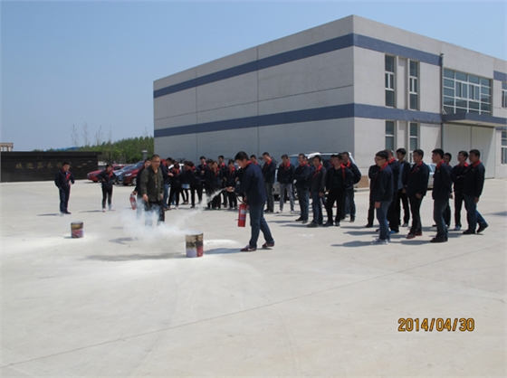 煙臺(tái)華順油氣潤(rùn)滑之安全培訓(xùn)滅火器實(shí)際操作
