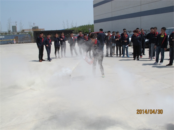 煙臺(tái)華順油氣潤(rùn)滑之安全培訓(xùn)滅火器實(shí)際操作