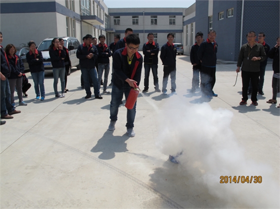 煙臺(tái)華順油氣潤(rùn)滑之安全培訓(xùn)滅火器實(shí)際操作