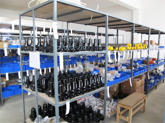 煙臺(tái)華順油氣潤(rùn)滑之庫(kù)房一角