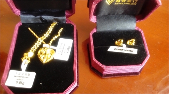 煙臺(tái)華順油氣潤(rùn)滑2015年二季度業(yè)務(wù)啟動(dòng)大會(huì)，華順集團(tuán)董事長(zhǎng)彭總為上季度銷售冠軍頒發(fā)證書、獎(jiǎng)杯、鮮花、各類獎(jiǎng)品