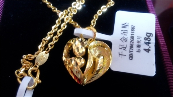 煙臺(tái)華順油氣潤(rùn)滑2015年二季度業(yè)務(wù)啟動(dòng)大會(huì)，華順集團(tuán)董事長(zhǎng)彭總為上季度銷售冠軍頒發(fā)證書、獎(jiǎng)杯、鮮花、各類獎(jiǎng)品