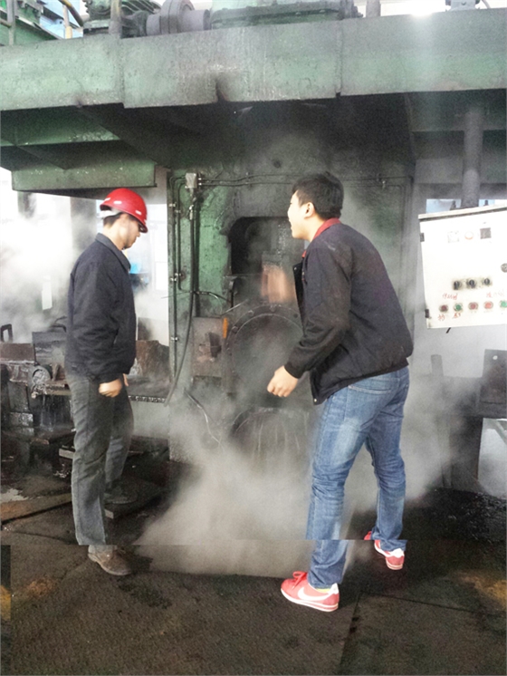 華順油氣潤(rùn)滑設(shè)備公司金牌銷(xiāo)售服務(wù)團(tuán)隊(duì)不辭辛苦去客戶(hù)現(xiàn)場(chǎng)指導(dǎo)安裝！節(jié)能降耗，從油氣潤(rùn)滑開(kāi)始。近三年，煙臺(tái)華順油氣潤(rùn)滑設(shè)備公司為國(guó)內(nèi)的200多個(gè)企業(yè)提供了500余套具有自主知識(shí)產(chǎn)權(quán)的油氣集中潤(rùn)滑系統(tǒng)。這些設(shè)備的安裝與使用，不僅降低了設(shè)備潤(rùn)滑油的消耗，提高了軸承的使用壽命，同時(shí)改善了客戶(hù)生產(chǎn)現(xiàn)場(chǎng)環(huán)境，投資回報(bào)率100%以上，受到了客戶(hù)的一致好評(píng)