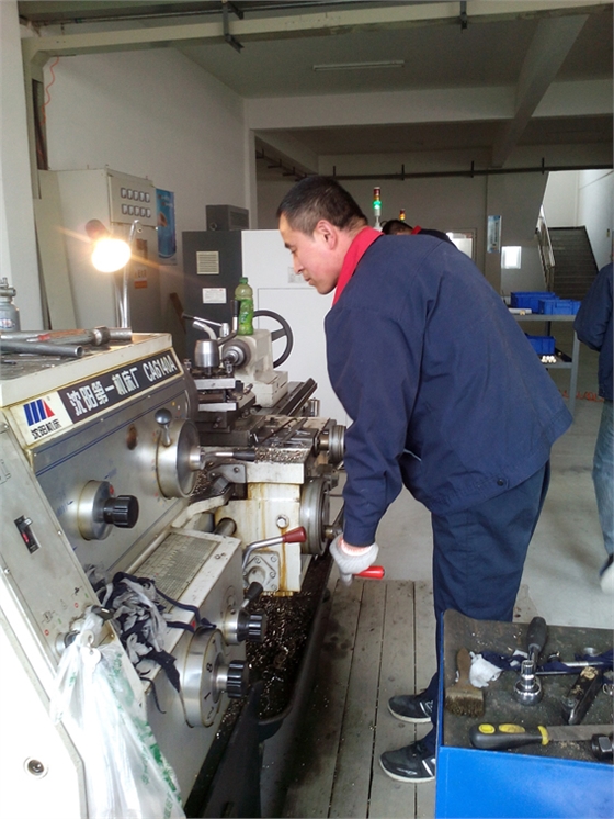 煙臺華順油氣潤滑設備公司機加工車間工作中！煙臺華順油氣潤滑設備主要應用領域：滾動軸承油氣潤滑系統(tǒng)天車油氣潤滑系統(tǒng)鏈條油氣潤滑系統(tǒng)開式齒輪油氣潤滑系統(tǒng)礦山機械油氣潤滑系統(tǒng)高速電主軸油氣潤滑系統(tǒng)高鐵、輕軌、地鐵輪緣油氣潤滑系統(tǒng)