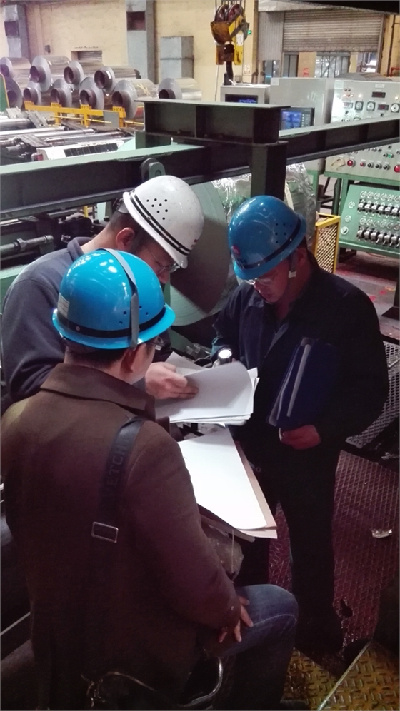 煙臺華順油氣潤滑設(shè)備主任工程師現(xiàn)場指導(dǎo)安裝！華順公司可根據(jù)客戶的實際需求完成從現(xiàn)場調(diào)研、方案設(shè)計、產(chǎn)品生產(chǎn)制造、現(xiàn)場安裝到系統(tǒng)調(diào)試的整體交鑰匙工程。煙臺華順公司鄭重承諾，對煙臺華順公司提供的油氣集中潤滑系統(tǒng)提供終身的售后設(shè)備維修和技術(shù)支持服務(wù)