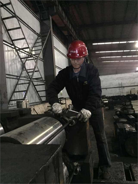 煙臺華順公司13年來專項致力于油氣集中潤滑技術的應用和推廣。近三年的時間，已經(jīng)為國內(nèi)200多個企業(yè)提供了500余套具有自主知識產(chǎn)權的油氣集中潤滑系統(tǒng)。華順公司可根據(jù)客戶的實際需求完成從現(xiàn)場調(diào)研、方案設計、產(chǎn)品生產(chǎn)制造、現(xiàn)場安裝到系統(tǒng)調(diào)試的整體交鑰匙工程。煙臺華順公司鄭重承諾，對煙臺華順公司提供的油氣集中潤滑系統(tǒng)提供終身的售后設備維修和技術支持服務