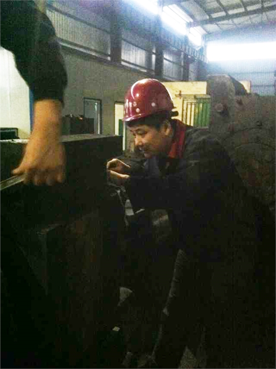 煙臺華順油氣潤滑設備公司技術(shù)部部長親自到客戶現(xiàn)場進行技術(shù)指導！煙臺華順13年專注高效節(jié)能油氣潤滑系統(tǒng)，擁有12項國家專利技術(shù)，是國家高新技術(shù)企業(yè)，采用德國先進技術(shù)，可提供整體交鑰匙工程，是國內(nèi)生產(chǎn)規(guī)模最大的油氣潤滑廠家