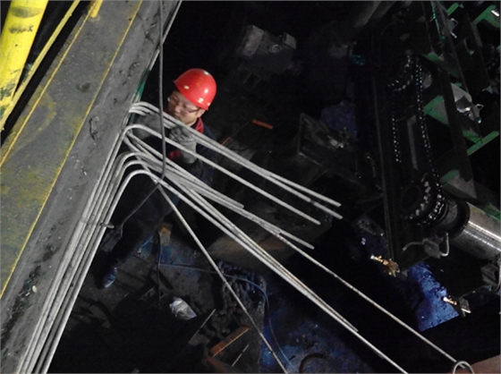 華順公司可根據客戶的實際需求完成從現(xiàn)場調研、方案設計、產品生產制造、現(xiàn)場安裝到系統(tǒng)調試的整體交鑰匙工程。煙臺華順公司鄭重承諾，對煙臺華順公司提供的油氣集中潤滑系統(tǒng)提供終身的售后設備維修和技術支持服務！軸承使用壽命提高3-6倍不再是神話！煙臺華順油氣潤滑設備,已經在各大鋼廠得到廣泛推廣和應用,此項技術適合于所有的滾動軸承的潤滑(如連鑄機的所有輥道和軋機的軋輥軸承及導衛(wèi)活套軸承全部適用)