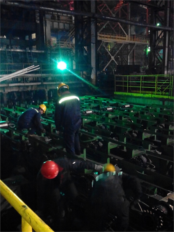 煙臺華順油氣潤滑設備售后服務人員現場安裝！節(jié)能降耗，從油氣潤滑開始。近三年，煙臺華順公司為國內的200多個企業(yè)提供了500余套具有自主知識產權的油氣集中潤滑系統(tǒng)。這些設備的安裝與使用，不僅降低了設備潤滑油的消耗，提高了軸承的使用壽命，同時改善了客戶生產現場環(huán)境，投資回報率100%以上，受到了客戶的一致好評