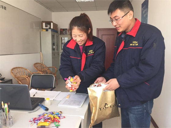 即將結婚的華順人！輪緣及軌道潤滑系統(tǒng)是投資收益比最顯著的油氣潤滑系統(tǒng)之一,系統(tǒng)小巧簡單,購置費用低,但采用后所獲得的回報數(shù)十甚至數(shù)百倍于投資費用。煙臺華順油氣潤滑設備適用于滾動軸承、開式齒輪、鏈條、軌道、輪緣、高速電主軸等的潤滑,尤其適用于高溫、高速、重載、極低速、受水或其它有化學危害性流體侵蝕場合