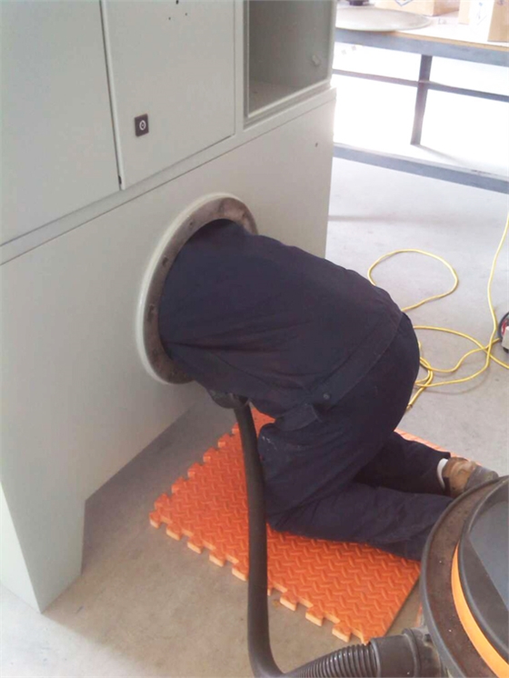 任勞任怨的華順人！煙臺(tái)華順&mdash;&mdash;單機(jī)冷軋機(jī)的油氣潤(rùn)滑專家。油氣潤(rùn)滑采用&ldquo;氣液兩相流體&rdquo;技術(shù)，具有潤(rùn)滑效果好、耗油量低、精確計(jì)量給油、自動(dòng)控制以及潤(rùn)滑油的黏度選擇范圍大等優(yōu)點(diǎn)。煙臺(tái)華順公司12年來(lái)專項(xiàng)致力于油氣集中潤(rùn)滑技術(shù)的應(yīng)用和推廣