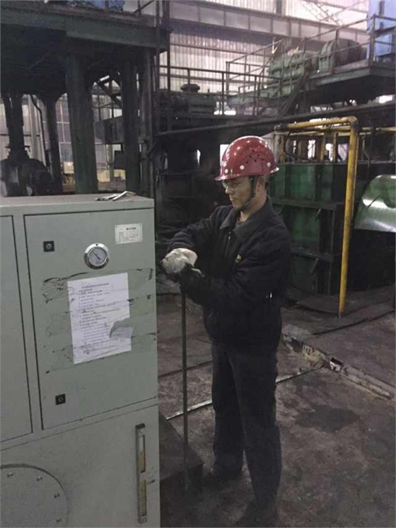 煙臺華順油氣潤滑設(shè)備專業(yè)售后服務(wù)人員現(xiàn)場安裝！高速電主軸軸承采用煙臺華順油氣潤滑，具有較理想的潤滑冷卻效果。隨著人們環(huán)保意識的增強和對該技術(shù)認識的進一步深化，油氣潤滑會逐步替代脂潤滑、油霧潤滑。華順公司可根據(jù)客戶的實際需求完成從現(xiàn)場調(diào)研、方案設(shè)計、產(chǎn)品生產(chǎn)制造、現(xiàn)場安裝到系統(tǒng)調(diào)試的整體交鑰匙工程