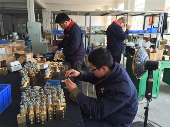 華順人專注的工作著！【煙臺(tái)華順油氣潤(rùn)滑設(shè)備】12年油氣潤(rùn)滑行業(yè)經(jīng)驗(yàn)，投資回報(bào)率100％以上。煙臺(tái)華順公司近三年的時(shí)間，已經(jīng)為國(guó)內(nèi)200多個(gè)企業(yè)提供了500余套具有自主知識(shí)產(chǎn)權(quán)的油氣集中潤(rùn)滑系統(tǒng)