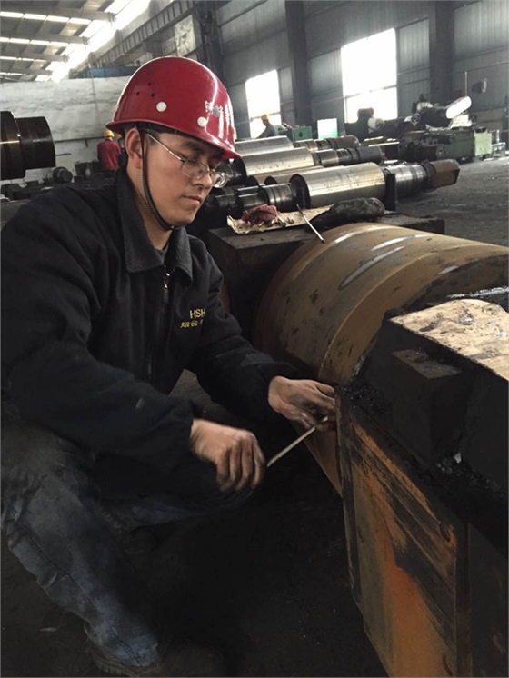 煙臺(tái)華順油氣潤(rùn)滑設(shè)備售后服務(wù)人員有著專(zhuān)業(yè)的技術(shù)，能全解決客戶(hù)現(xiàn)場(chǎng)出現(xiàn)的各種問(wèn)題！煙臺(tái)華順油氣潤(rùn)滑適用于滾動(dòng)軸承、開(kāi)式齒輪、鏈條、軌道、輪緣、高速電主軸等的潤(rùn)滑，尤其適用于高溫、高速、重載、極低速、受水或其它有化學(xué)危害性流體侵蝕場(chǎng)合。煙臺(tái)華順公司12年來(lái)專(zhuān)項(xiàng)致力于油氣集中潤(rùn)滑技術(shù)的應(yīng)用和推廣