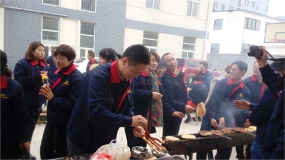 煙臺(tái)華順油氣潤滑設(shè)備12周年慶典自助燒烤活動(dòng)！煙臺(tái)華順13年專注高效節(jié)能油氣潤滑系統(tǒng)，擁有12項(xiàng)國家專利技術(shù)，是國家高新技術(shù)企業(yè)，采用德國先進(jìn)技術(shù)，可提供整體交鑰匙工程，是國內(nèi)生產(chǎn)規(guī)模最大的油氣潤滑廠家