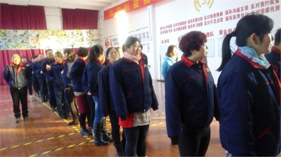 煙臺(tái)華順油氣潤滑公司每日早會(huì)現(xiàn)場！和諧華順一家親！煙臺(tái)華順油氣潤滑公司的研發(fā)人員已全面系統(tǒng)地掌握了油氣潤滑的核心技術(shù)，在國際先進(jìn)技術(shù)的基礎(chǔ)上，對油氣潤滑系統(tǒng)的關(guān)鍵部件進(jìn)行了20多項(xiàng)優(yōu)化創(chuàng)新