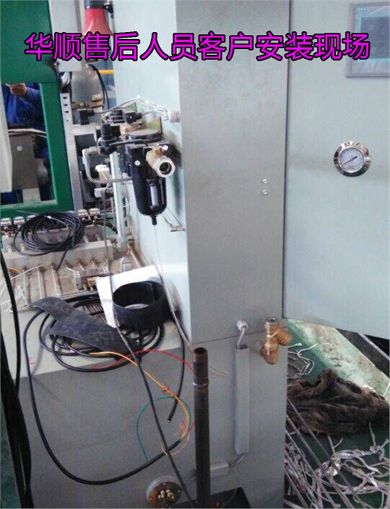 華順油氣潤滑在客戶安裝現(xiàn)場！華順公司可根據(jù)客戶的實際需求完成從現(xiàn)場調(diào)研、方案設(shè)計、產(chǎn)品生產(chǎn)制造、現(xiàn)場安裝到系統(tǒng)調(diào)試的整體交鑰匙工程