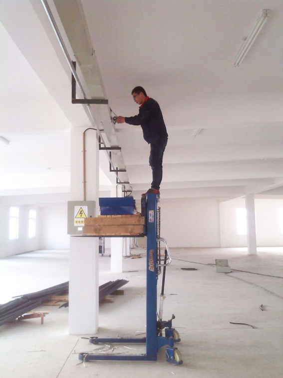 華順人登高作業(yè)中